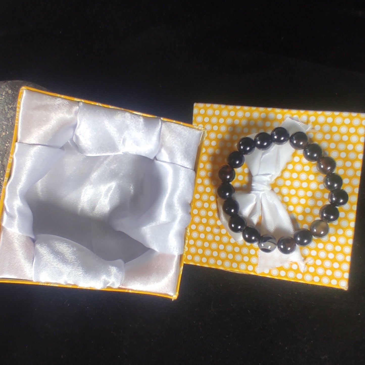 Aqeeq Stone Bracelet β Free Size Fit for All Black Color (16 beads 10mm Size ) Elastic